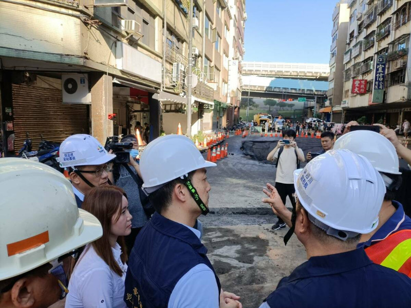 台北市南京西路路面今凌晨再度塌陷，蔣萬安一早前往現場了解搶修進度。   圖：台北市政府/提供