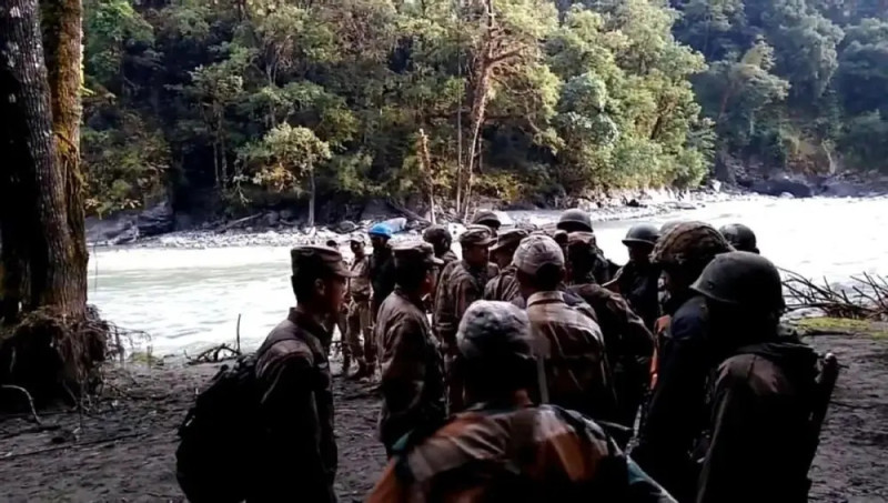 中國解放軍士兵與印度士兵在中國東章地區對峙的畫面。 圖：翻攝自騰訊網