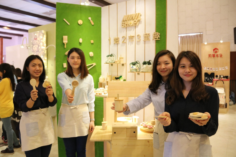 弘光科大文創系同學以第二市場特色美食，製作台灣味木頭玩具。   圖：弘光科大/提供