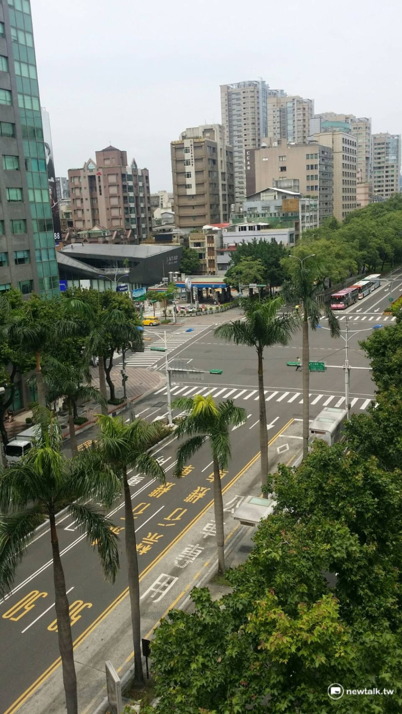 在台北市仁愛路新生南路口，連續三輛公車都被警方截停。平時的繁忙都市大道瞬間變得空蕩蕩。   圖 : 王鵬宇/攝