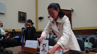 李凈瑜在美國國會聽證會中懇求美方幫忙營救她丈夫李並希望美國持續依循台灣關係法行事。   圖：中央社