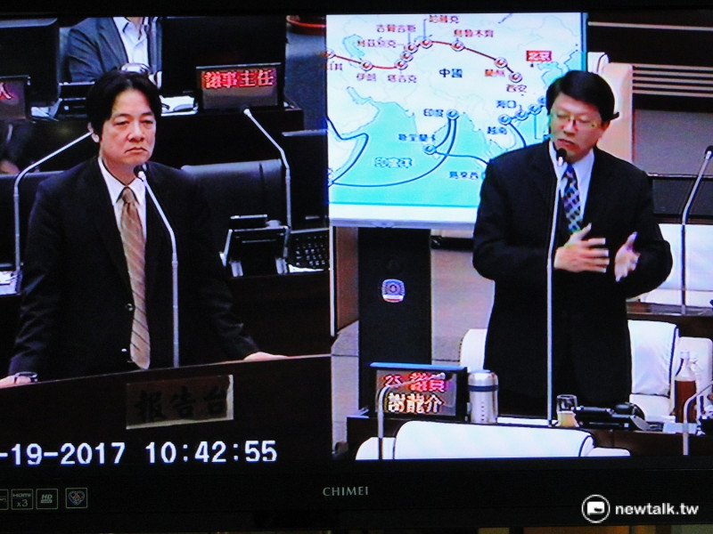 台南市議員謝龍介要求市長賴清德針對「一帶一路」表態，賴強調「台灣的困難在於中國要求台灣接受『一個中國』的原則」。
   圖 : 黃博郎/攝