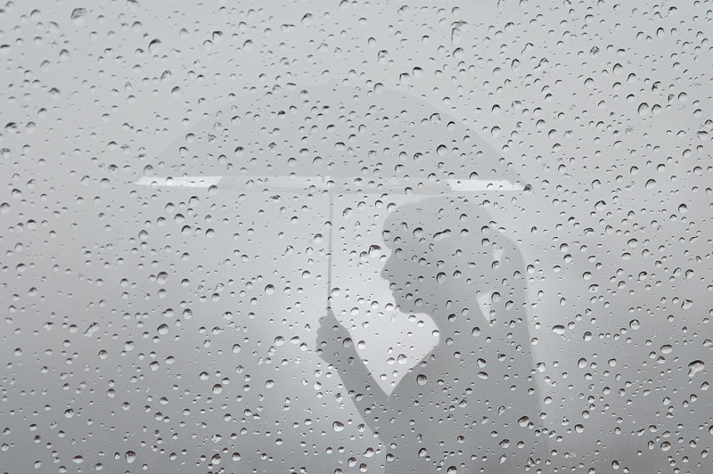今天全臺各地雲量增加，大部分時間為陰天，有時有局部短暫雨的情形，不過西半部大多都是以飄雨或小雨為主，只有在山區以及東半部局部地區受地形影響偶爾有明顯一點的雨勢；為免淋濕還是帶把傘會比較安全。   圖：Pixabay／提供