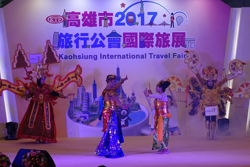 看好台灣及大中華市場，東南亞各國以前來擺難，並表演各國傳統文化舞蹈。   圖：高雄旅展/提供