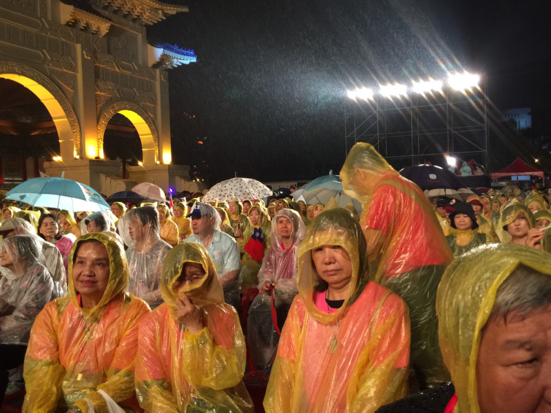 國民黨主席候選人郝龍斌19日舉辦挺郝音樂晚會，雖然下著雨，不過郝龍斌支持者仍冒著風雨前來力挺。   圖：林人芳／攝