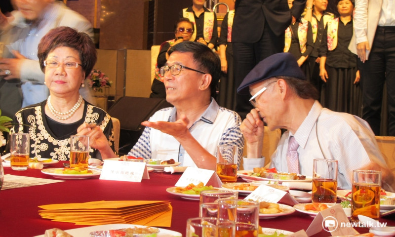 前總統陳水扁19日抵達凱達格蘭基金會募款餐會現場，左邊坐著陳順勝醫師、右邊則是前副總統呂秀蓮。   圖：林朝億/攝