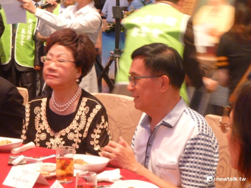 前總統陳水扁不時和坐在身邊的前副總統呂秀蓮輕聲談話。   圖：謝莉慧/攝