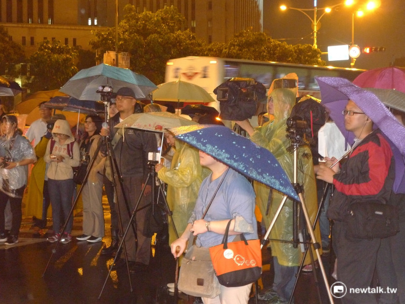 近百民眾冒雨聲援李明哲。   圖：汪少凡／攝
