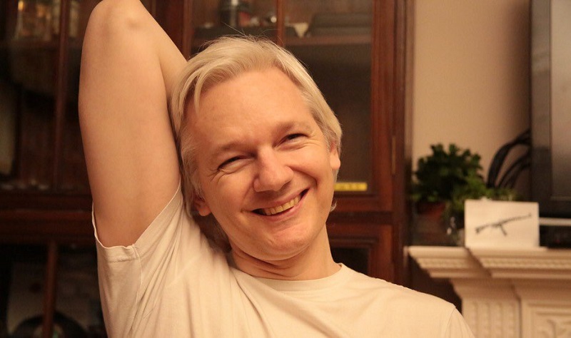 在瑞典宣布中止強暴案調查後，維基解密創辦人亞桑傑（Julian Assange）上傳推特一張面露微笑的照片。   圖：翻攝Julian Assange推特