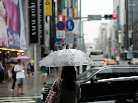 台北、新北、基隆與宜蘭4縣市發布大雨特報，提醒民眾出門要攜帶雨具。   圖：新頭殼資料照片