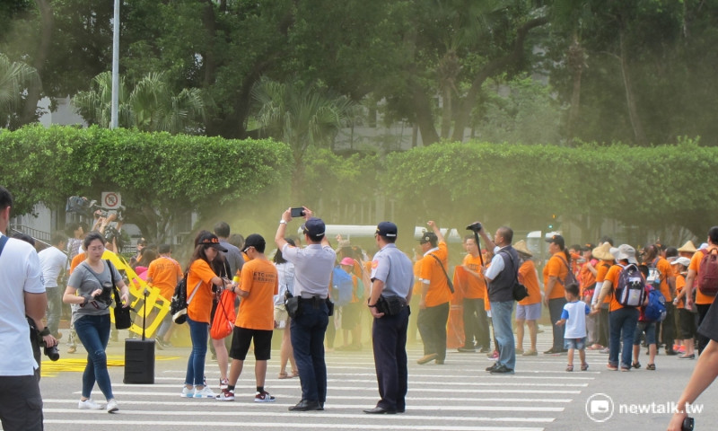 國道收費員自救會20日前往凱道抗議，並拿出噴漆噴字。   圖：林朝億/攝