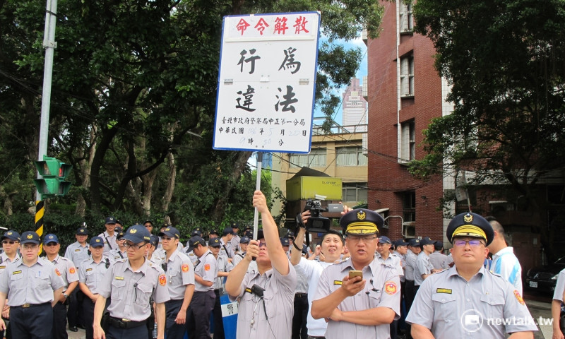 國道收費員自救會20日前往凱道抗議；中正一舉牌要求解散。   圖：林朝億/攝