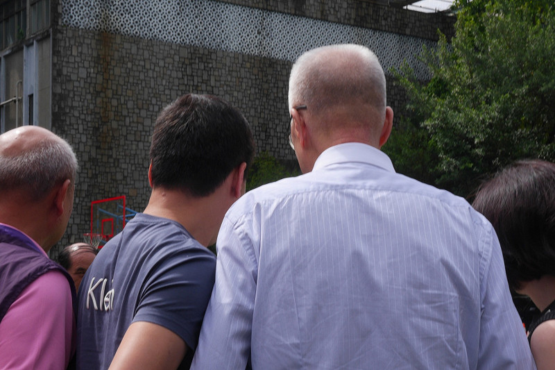 投票結束有支持者上前與吳敦義合照留念。   圖：趙婉淳/攝