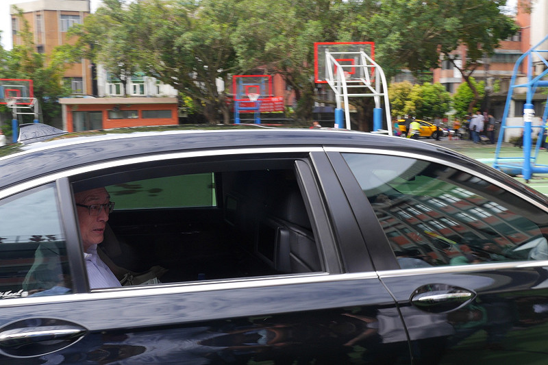 吳敦義投票完搭乘專車離開。   圖：趙婉淳/攝