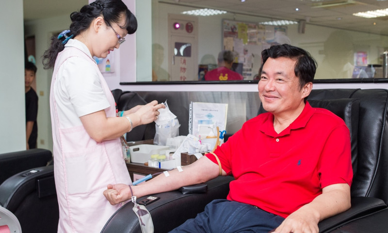 民進黨秘書長洪耀福20日出席捐血活動。   圖：民進黨提供