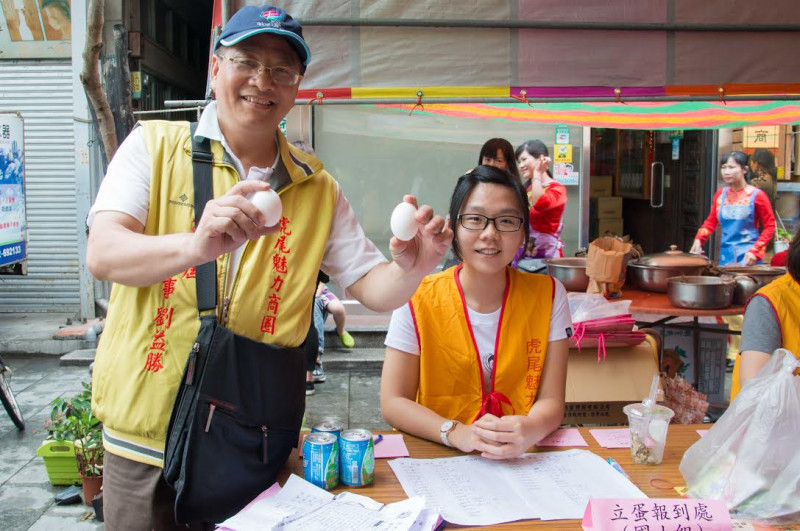 「新住民粽葉飄香、慶端午」活動是在虎尾福民老街所舉辦，除了讓新住民體驗包粽的樂趣，還有趣味的立蛋活動。   圖：雲林縣政府提供