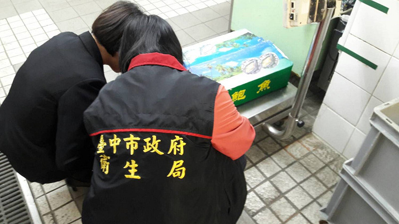 中市衛生局今日賣場餐廳稽查。   圖：臺中市政府/提供