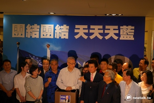 吳敦義晚間確定當選黨主席之後，發表談話，誓言2020重新贏回政權。   圖：趙婉淳攝