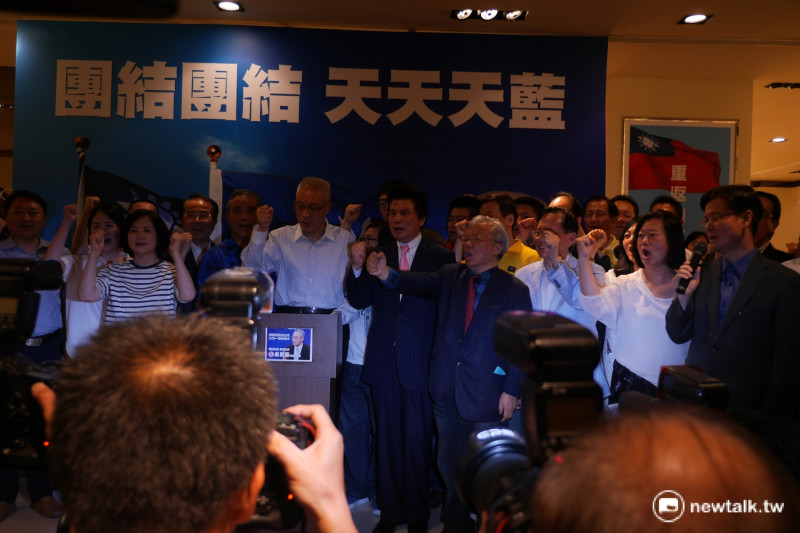 晚間9點30分，下一屆國民黨黨主席吳敦義返回競選總部發表當選感言。   圖：趙婉淳/攝