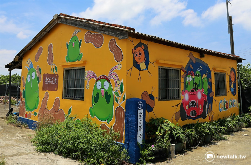 臺灣很多地方都有彩繪村，但是大部分都以國外的卡通、動漫為彩繪主題，南竹里彩繪村最特別的地方，就是每一座牆面都是由本土插畫家以原創插畫繪製而成。   圖：嘉義縣政府/提供