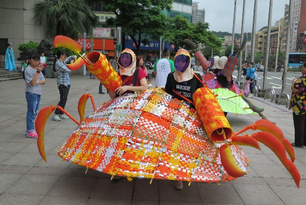 假日密集班20位學員製作的人偶「大螃蟹」   圖：基隆市政府提供