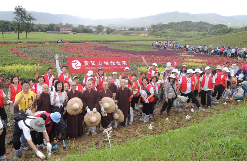 靈鷲山佛教教團參與台灣百合復育活動。   圖：靈鷲山佛教團提供
