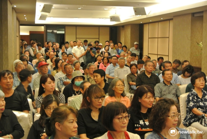 彭明敏的《寫給台灣的備忘錄》新書發表會，簽書會場擠滿了人。   圖：唐復年/攝