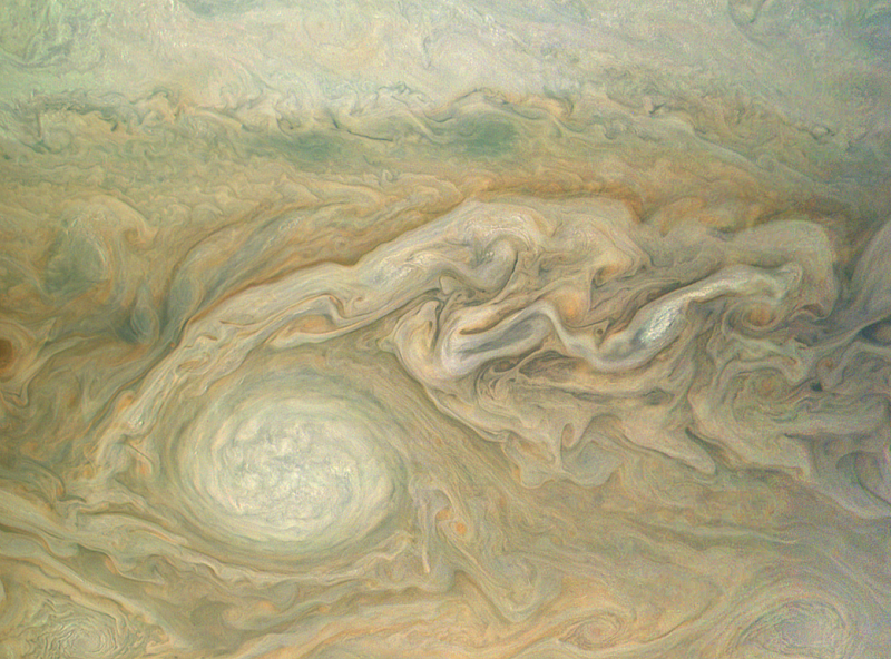 美太空總署公布朱諾號在距離木星約3400公里上空拍下的照片，木星地表上一團巨大風暴雲系清晰可見。   圖：翻攝NASA/JPL-Caltech/SwRI/MSSS/Bjorn Jonsson