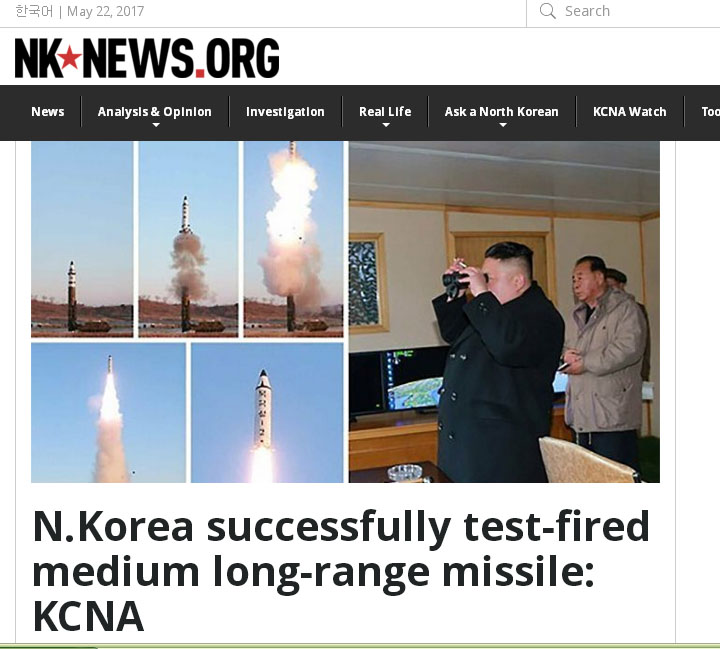 朝鮮官方媒體22日公布試射「北極星2」型中遠程彈道導彈畫面，金正恩（右圖左）親自視察。   圖：翻攝NK NEWS官網