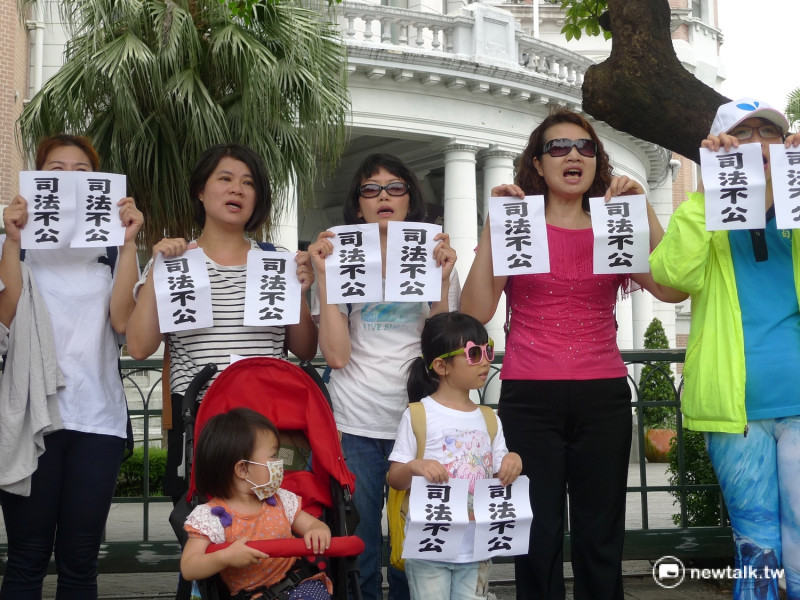 「台灣公民權團結組織」22日赴監察院前抗議「司法不公」。   圖：汪少凡／攝