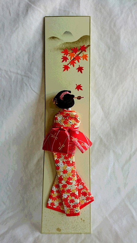 今年丹野老師規劃更加豐富而多元的內容，將特別示範和紙人偶製作過程，開放民眾參觀，精美人偶成品都將於後續課程中做為小禮物致贈參加室內課程的民眾，圖中為和紙人形書籤。   圖： 日本摺紙協會盛岡分部/提供