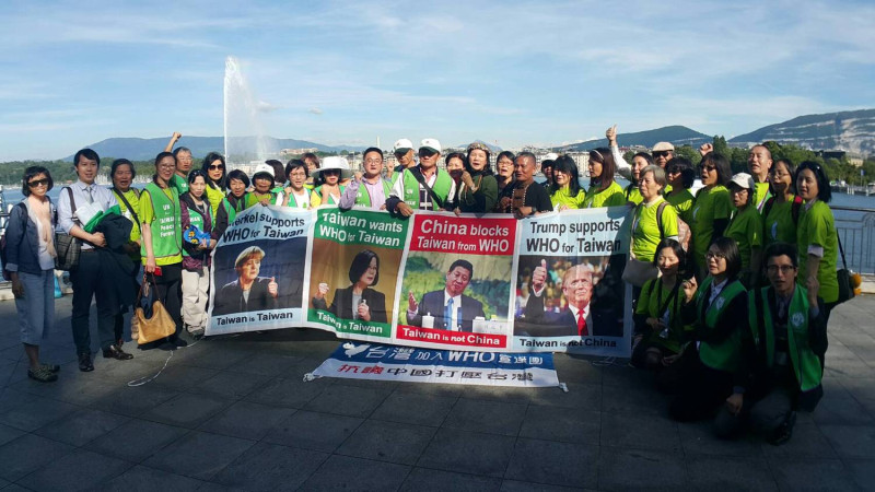 宣達團下午到日內瓦湖畔宣達台灣加入WHO的訴求，引起許多人關注。   圖:2017WHO宣達團提供