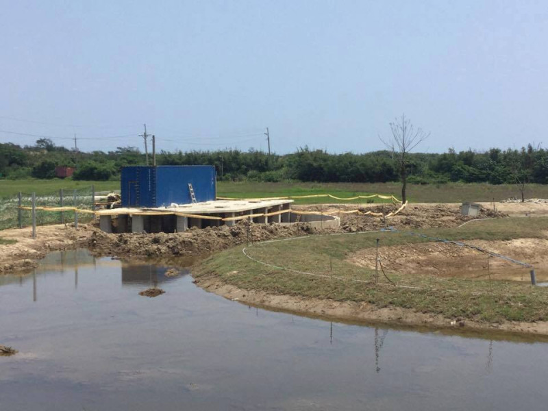 台灣生態工法發展基金會在清水濕地規避資材室法規的水泥化工程。   圖 : 野鳥協會/提供