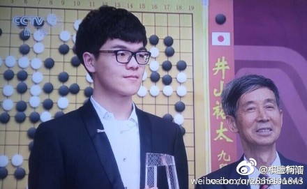19歲的中國棋王柯潔，與人工智慧AlphaGO展開對決，首局不幸落敗。   圖：翻攝自柯潔微博