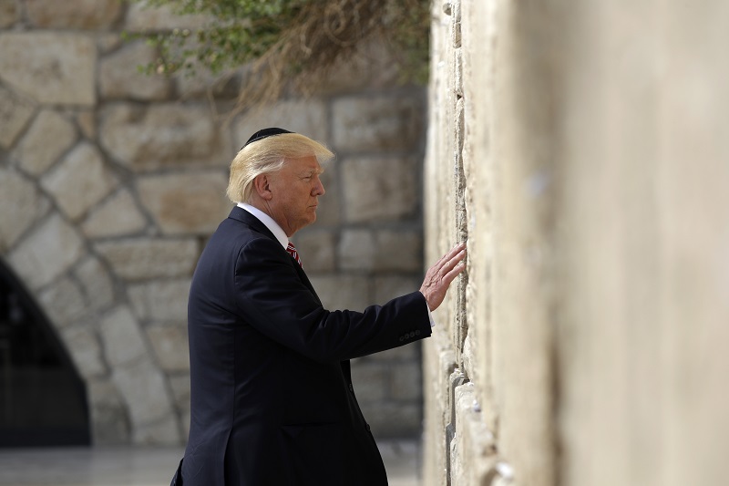 美國總統川普今(22)日飛抵以色列，隨後前往耶路撒冷，戴上傳統的猶太圓頂小帽參觀哭牆。這是美國史上首次現任總統造訪哭牆。   圖：達志影像/美聯社
