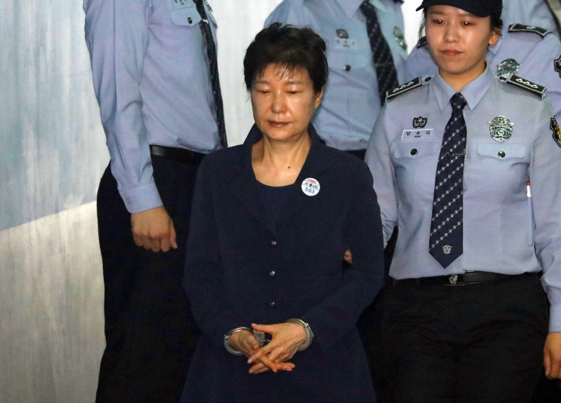 韓國前總統朴槿惠（前）5月23日現身首爾中央地方法院，為親信干政案出庭，面容相當憔悴。   圖：達志影像/路透社資料照片