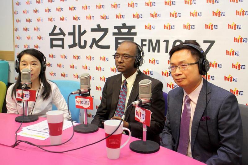 外貿協會董事長黃志芳(右起)、印度駐台代表史達仁接受廣播節目訪問，強調台灣產業可以加速布局印度。   圖：「蔻蔻早餐」提供