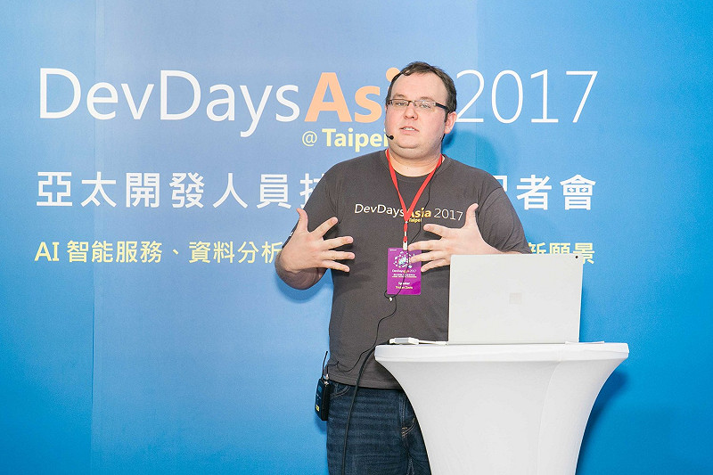 微軟Office平台團隊總監Tristan Davis表示，未來AI與Chatbot應用無所不在，微軟讓開發人員可運用任何程式設計語言，開發與人類進行自然語言互動的Chatbot程式設計，以提供更聰明快速的服務。   圖：微軟／提供