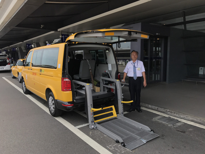 乘坐輪椅旅客可以事先預約無障礙計程車優先搭乘。   圖：桃園機場公司提供