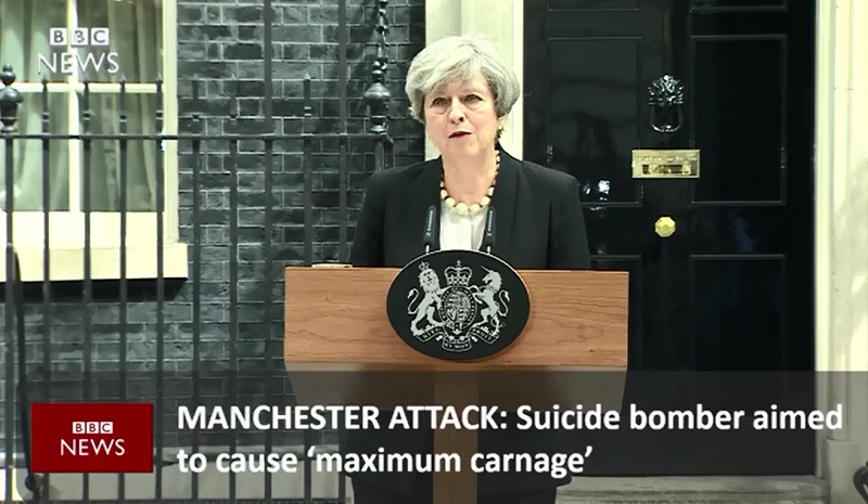 英首相梅伊今天召開緊急會議後發表談話表示，曼城體育場爆炸是針對年輕人的「無情恐怖襲擊」。   圖：翻攝BBC畫面