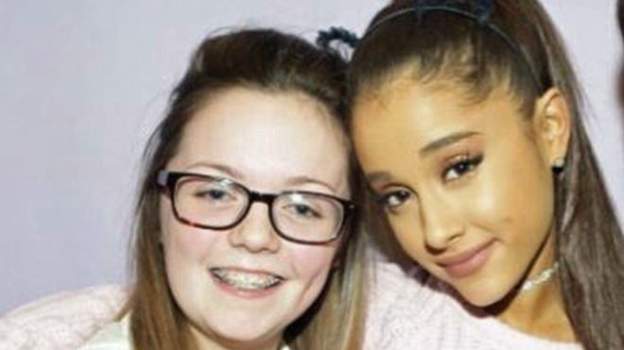 英國官方公佈第一名死者是18歲女生凱蘭達（Georgina Callander）。圖為她兩年前與歌手亞莉安娜（Ariana Grande）合影。   圖：翻攝BBC網站