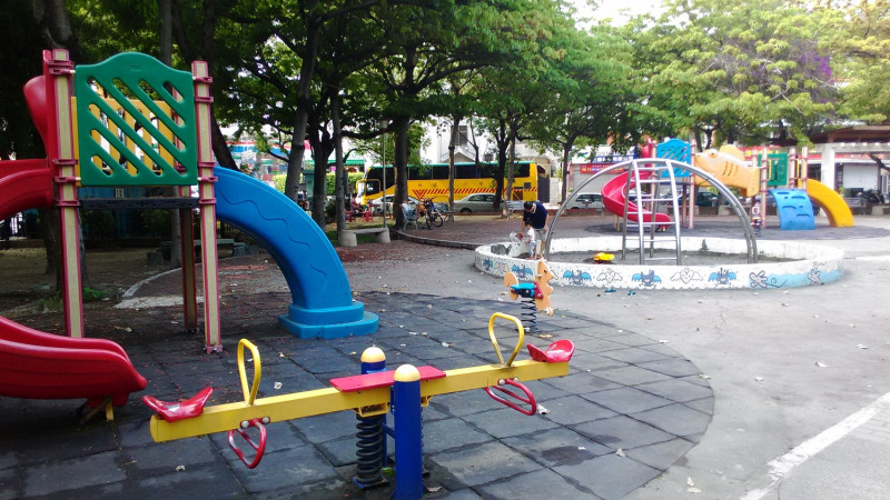 佔地近5公頃的北屯兒童公園，是台中市第一座以兒童為主題的大型公園，市府建設局將進行大改造，設置「十二感官」遊戲空間及雨水花園等綠地設施。要將單一化的「罐頭遊具」全面淘汰。   圖：台中市政府提供