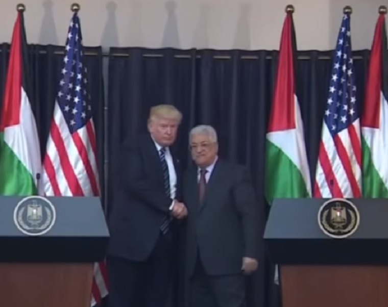美國總統川普今（23）日在約旦河西岸占領區會晤巴勒斯坦自治政府主席阿巴斯。   圖：翻攝網路