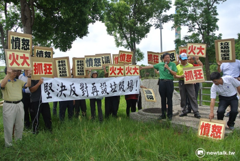 民進黨籍台中市議員何文海（右三）告訴來抗議的廠商及居民，林佳龍要有魄力拒絕此案。   圖：唐復年/攝