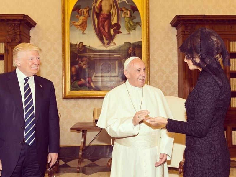 美國總統川普（左）與羅馬天主教教宗方濟各（中）會面後，誓言利用總統職權促進全球和平。   圖 : 取自First Lady Melania Trump臉書