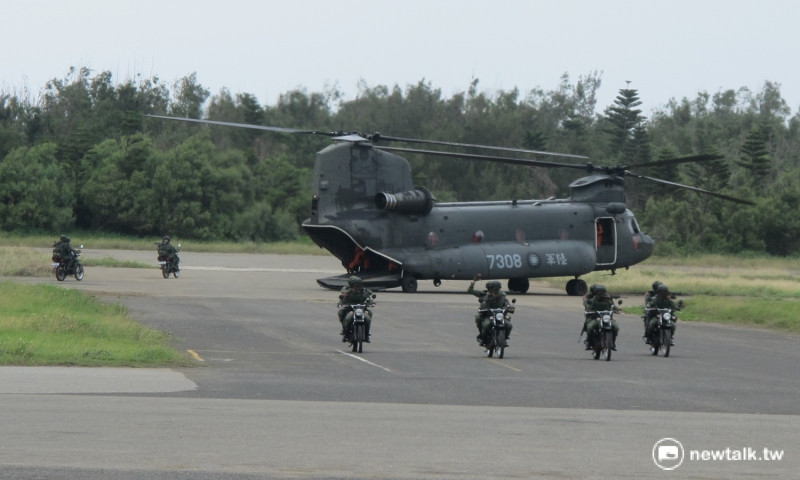 漢光33號演習，國軍突擊隊從CH-47直升機騎機車下來。   圖：林朝億/攝