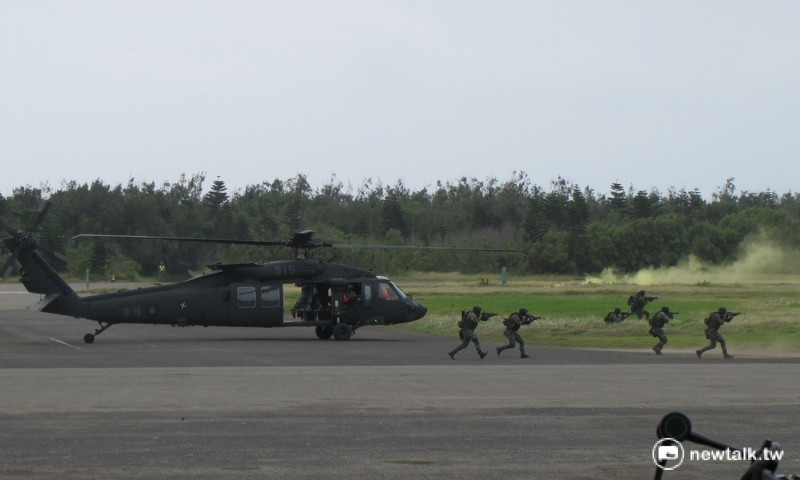 漢光33號演習，國軍突擊隊從UH-60M直升機下來。   圖：林朝億/攝