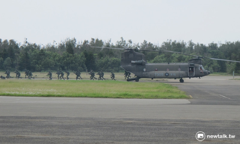 漢光33號演習，國軍突擊隊從UH-60M直升機下來。   圖：林朝億/攝