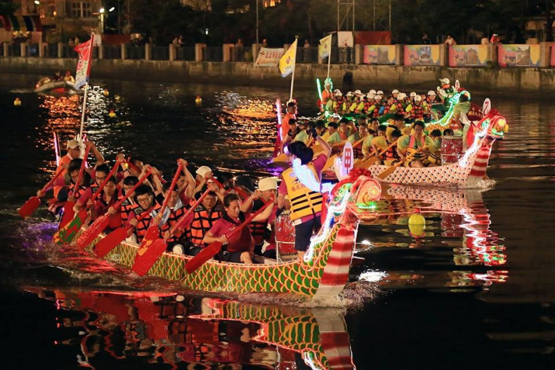 5月26日晚間到5月31日開始連續5天，將在台南安平運河熱鬧開「划」。   圖：翻攝自臺南市國際龍舟錦標賽臉書