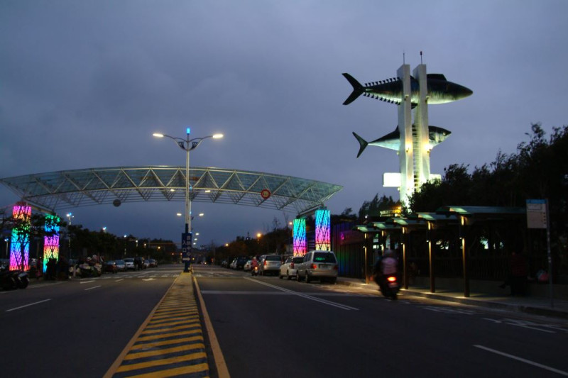 梧棲漁港是臺中市第一座機漁船港，入夜後也十分美麗。   圖：翻攝自台中觀光旅遊網